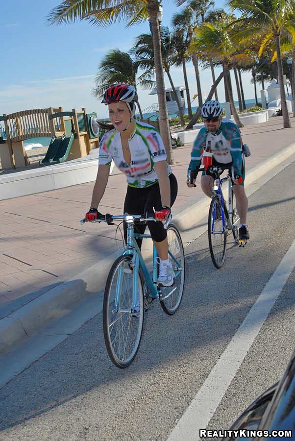 Sexy yoga pants - XXXonXXX - Pic 4