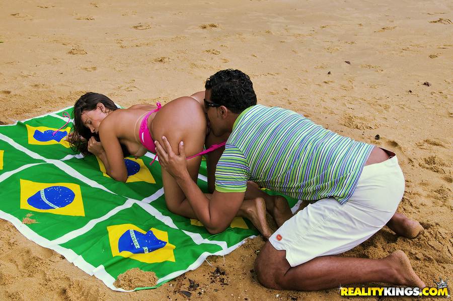 Facial beach fuck - XXX Dessert - Picture 3