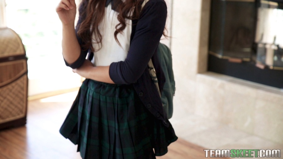 Slim schoolgirl uniform - XXX Dessert - Picture 3