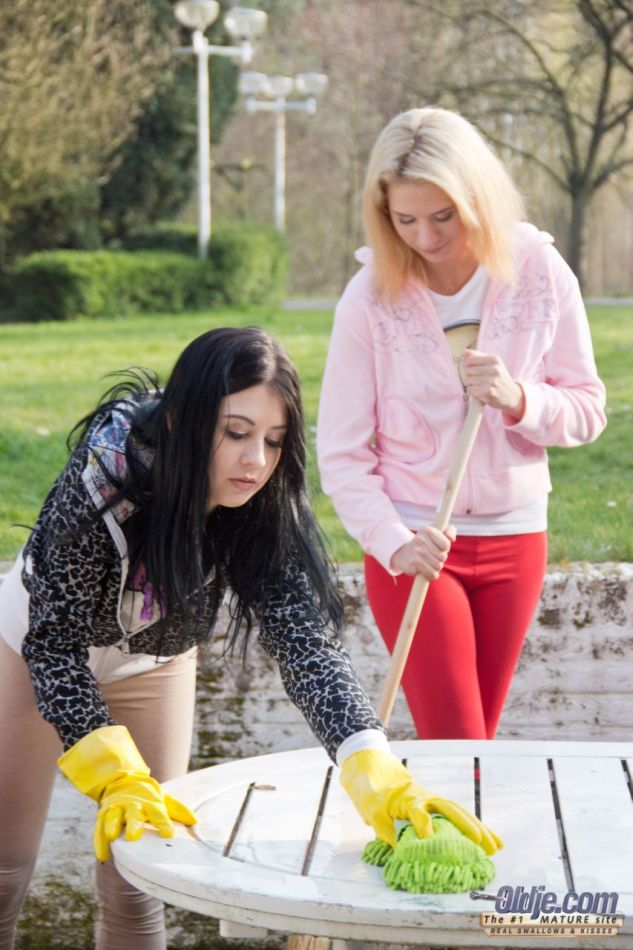 Young blonde and brunette wear an older man - XXX Dessert - Picture 1