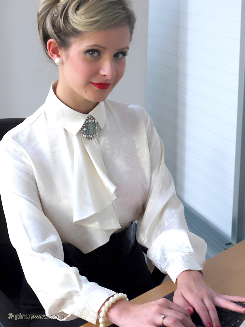 Blonde secretary - XXX Dessert - Picture 1