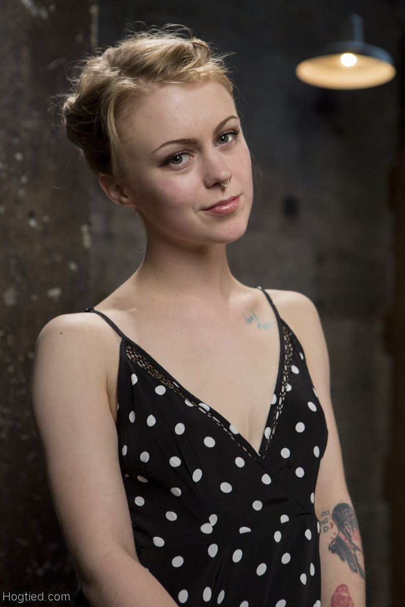 Pleasure and pain for petite American sub - XXX Dessert - Picture 1