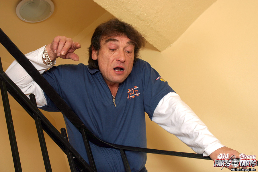 Old young sex. Senior man catches a slutty  - XXX Dessert - Picture 4