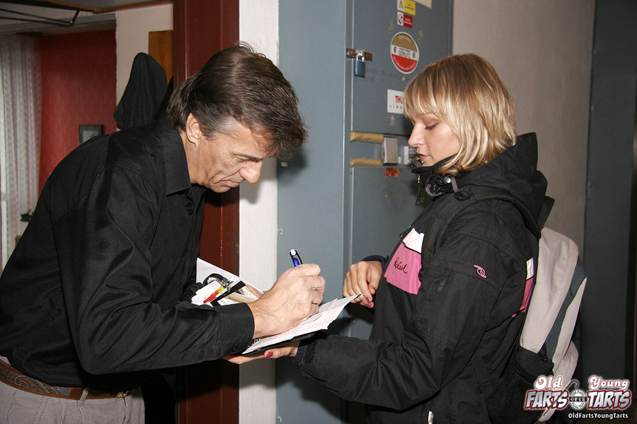 Hardcore. Blonde teenie girl gets invited f - XXX Dessert - Picture 3