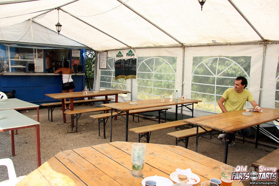 Young &amp; old. A daring girl publicly suc - XXX Dessert - Picture 1