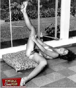 Classic porn. Naked retro hippie ladies  - Picture 10