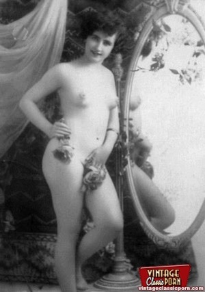 Nude Standing Girl Fuck - Vintage xxx. Some vintage girls standing naked in front - XXX Dessert
