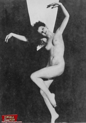 Retro nude. Nude vintage ladies showing  - Picture 1