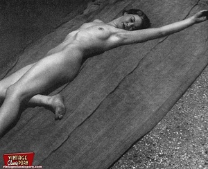 Retro nude. Nude vintage ladies showing  - Picture 10