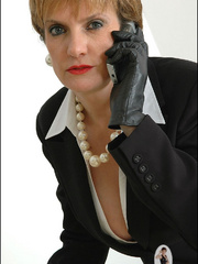 Mature female. Leather gloves boss. - Unique Bondage - Pic 3