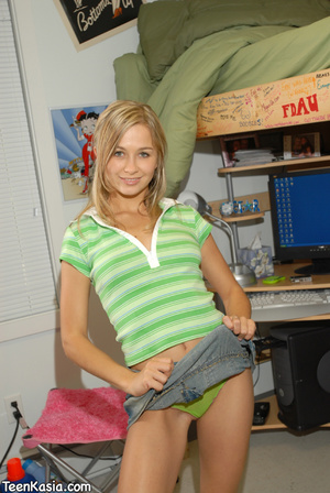 Hot blonde. Kasia dances in her room. - Picture 9