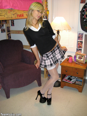 Hot sexy blondes. Kasia schoolgirl pics. - Picture 9