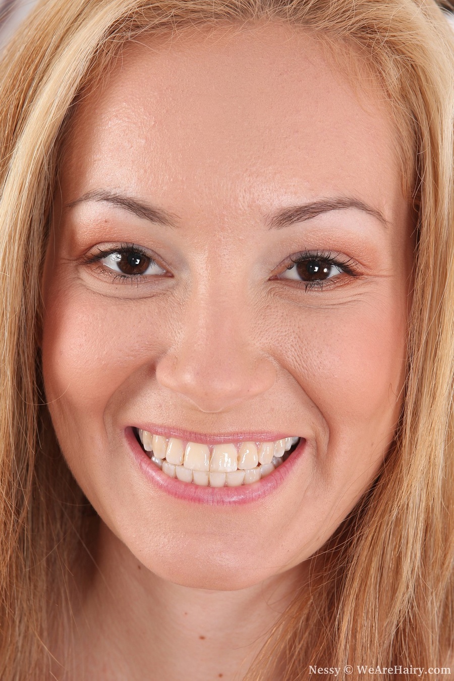 Hairy bush. Nessy feels so sexy when she we - XXX Dessert - Picture 16