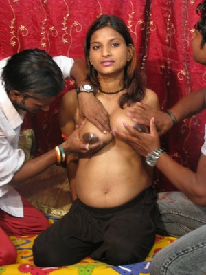 India xxx. Indian babe gets played with. - Picture 11
