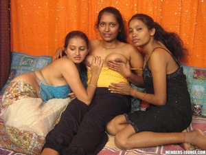 India fuck. 3 girls in Pussy show. - Picture 1