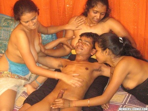 India fuck. 3 girls in Pussy show. - Picture 6