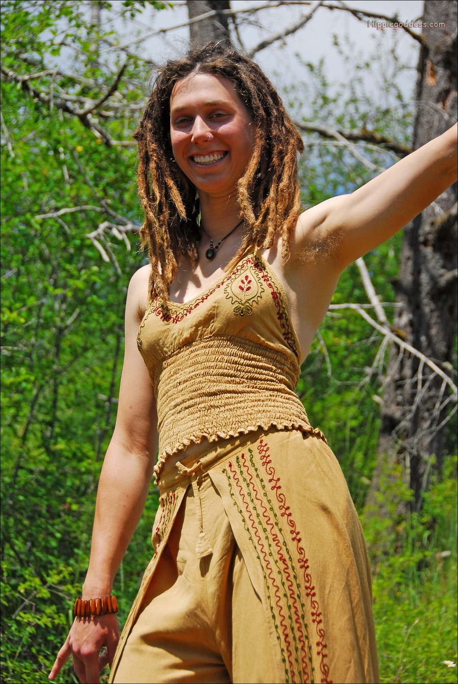 Voyeur. Very hairy dread locked hippie girl - XXX Dessert - Picture 1