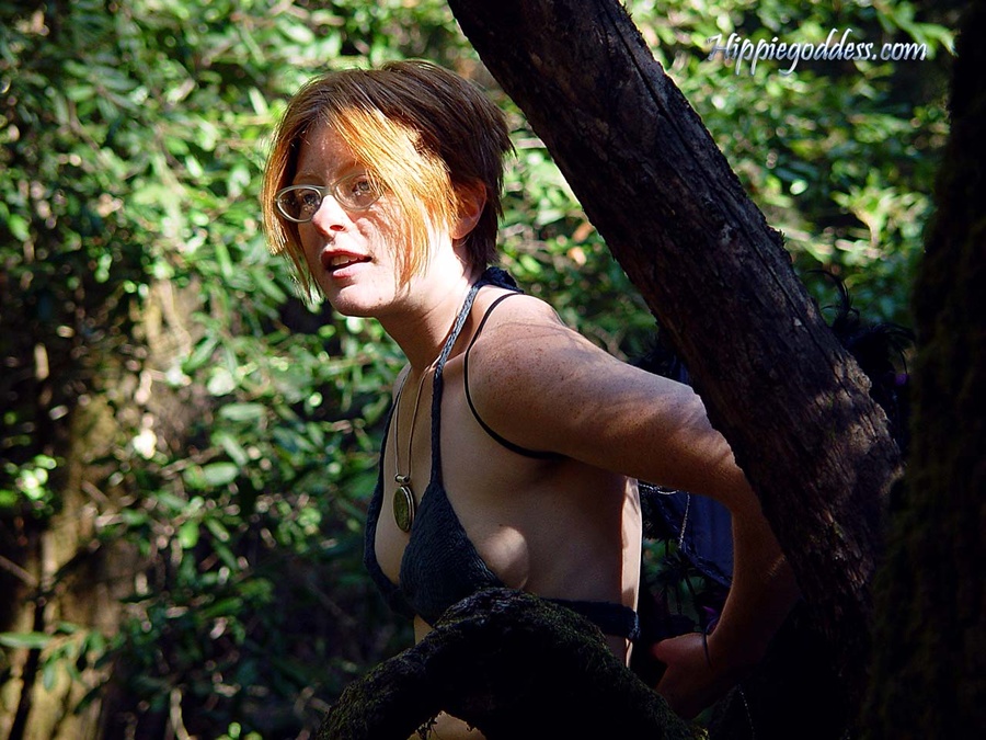 Voyeur sexy. Hippie with short red hair, gl - XXX Dessert - Picture 8