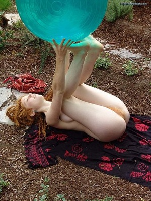 Voyeur xxx. Red haired hippie girl plays - Picture 8