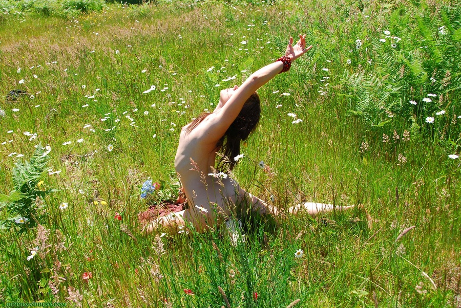 Voyeurporn. Pretty hippie girl strips outdo - XXX Dessert - Picture 8