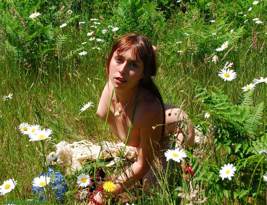 Voyeurporn. Pretty hippie girl strips outdo - XXX Dessert - Picture 10