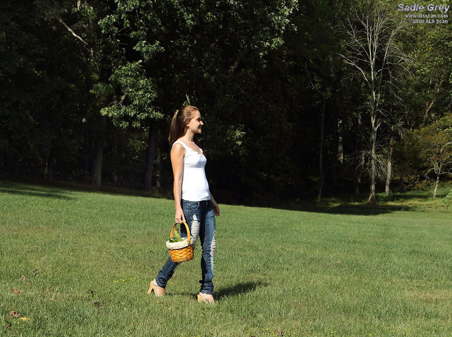 Sadie Grey Inserts Vegetables on Lonely Pic - XXX Dessert - Picture 1