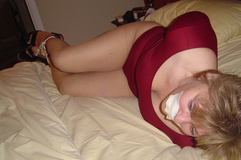 Blindfolded amateur on a leash lets him use - Unique Bondage - Pic 7