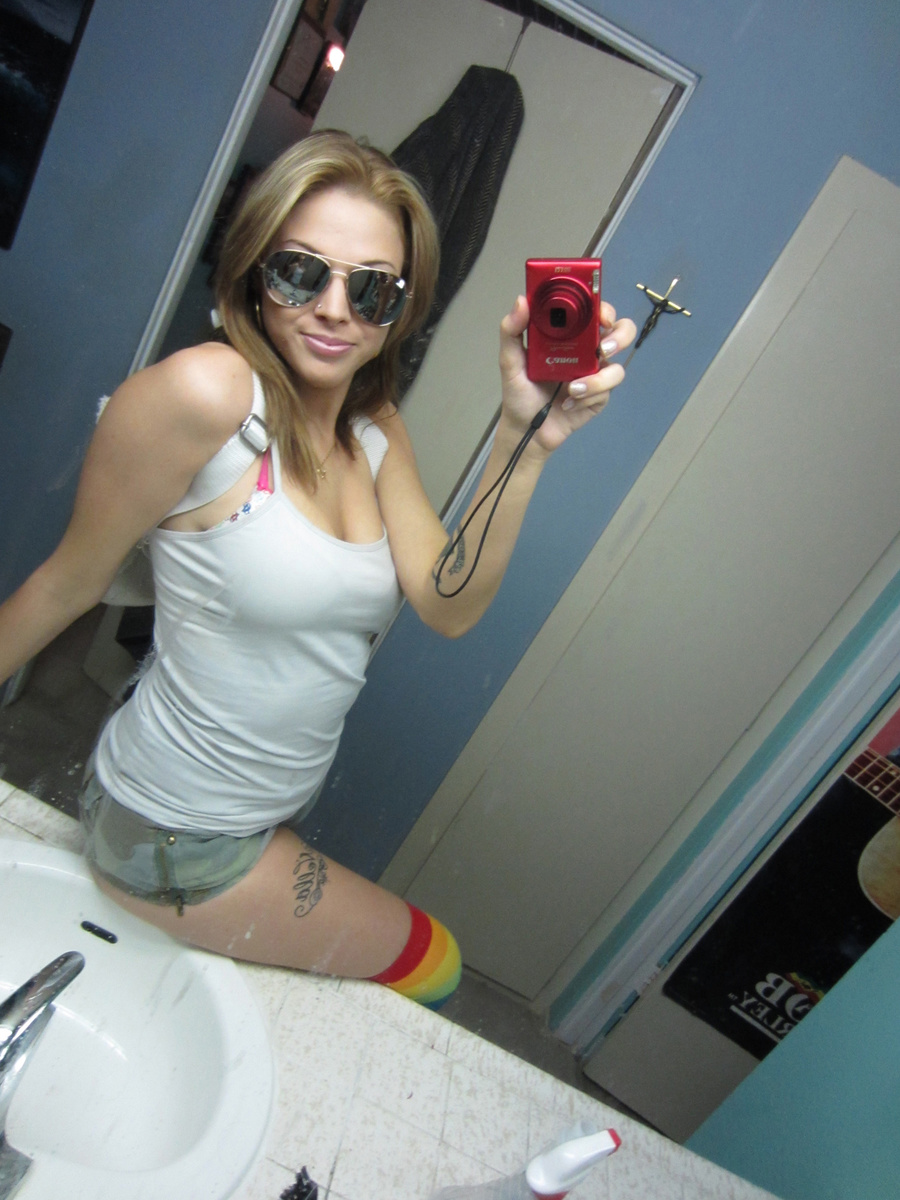 Amazing busty teen girl making hot selfshot - XXX Dessert - Picture 2