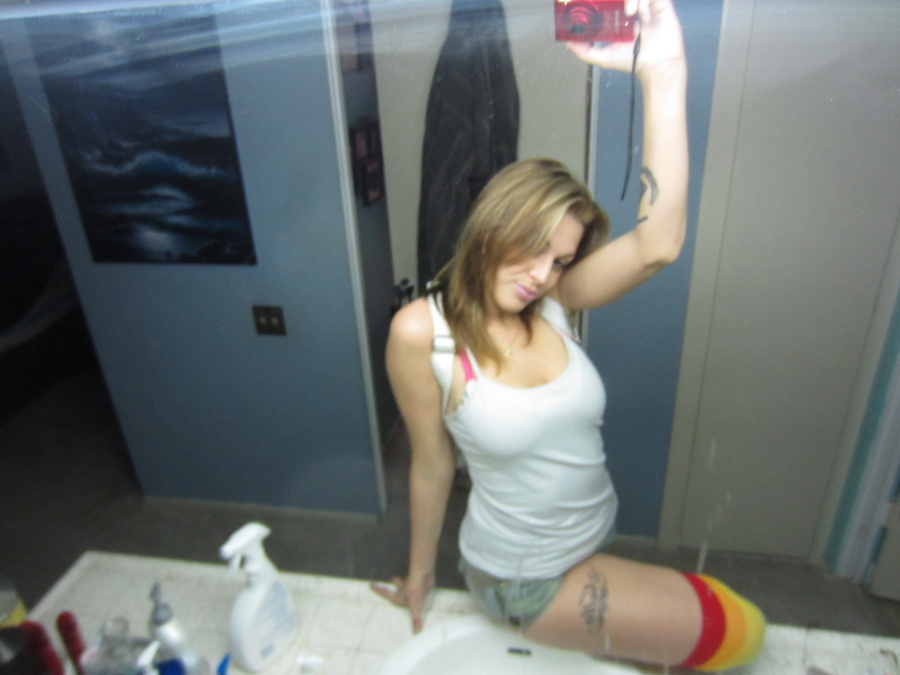 Amazing busty teen girl making hot selfshot - XXX Dessert - Picture 3