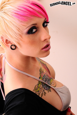 Emo punk whore strips - Picture 4