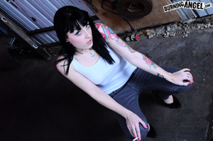 Emo girl Draven bends over in the garage - Picture 1