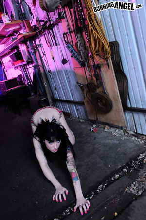 Emo girl Draven bends over in the garage - XXX Dessert - Picture 10