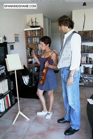 Short haired musician babe gets undresse - Picture 1