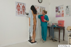 Sex doctor examines a naked girl's hot b - Picture 7