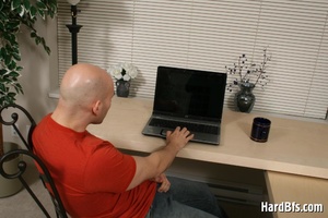 Bald gay dude getting naked and masturbating by the laptop. Tags: Naked gay, men porn, wanking. - XXXonXXX - Pic 2