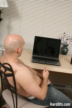 Bald gay dude getting naked and masturbating by the laptop. Tags: Naked gay, men porn, wanking. - Picture 7