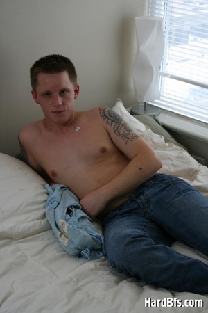 Tattoed twink boy wanking on the bed and cumming on himself. Tags: Gay cum, naked twink, men masturbation. - XXXonXXX - Pic 3