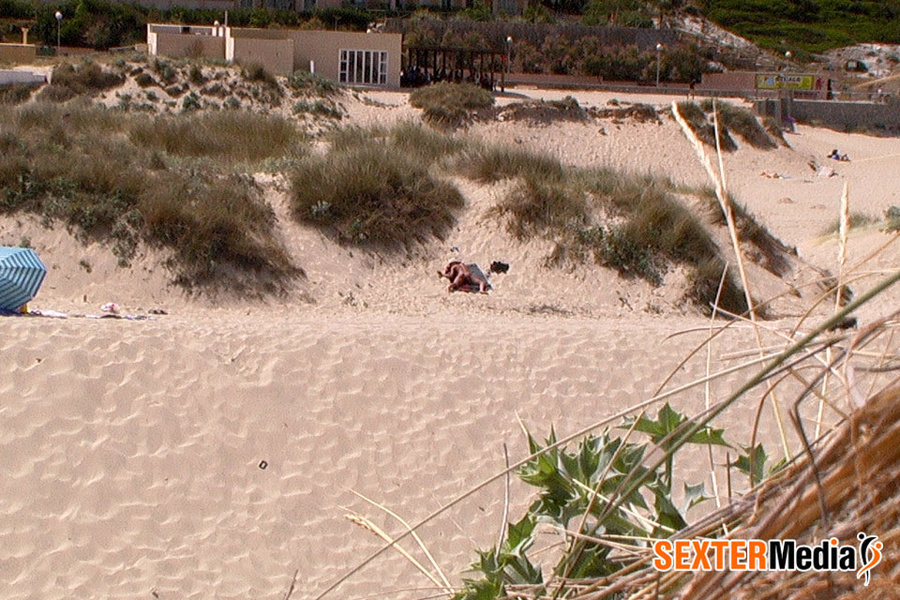 Sexy shaped beach babe seduced by stranger  - XXX Dessert - Picture 1