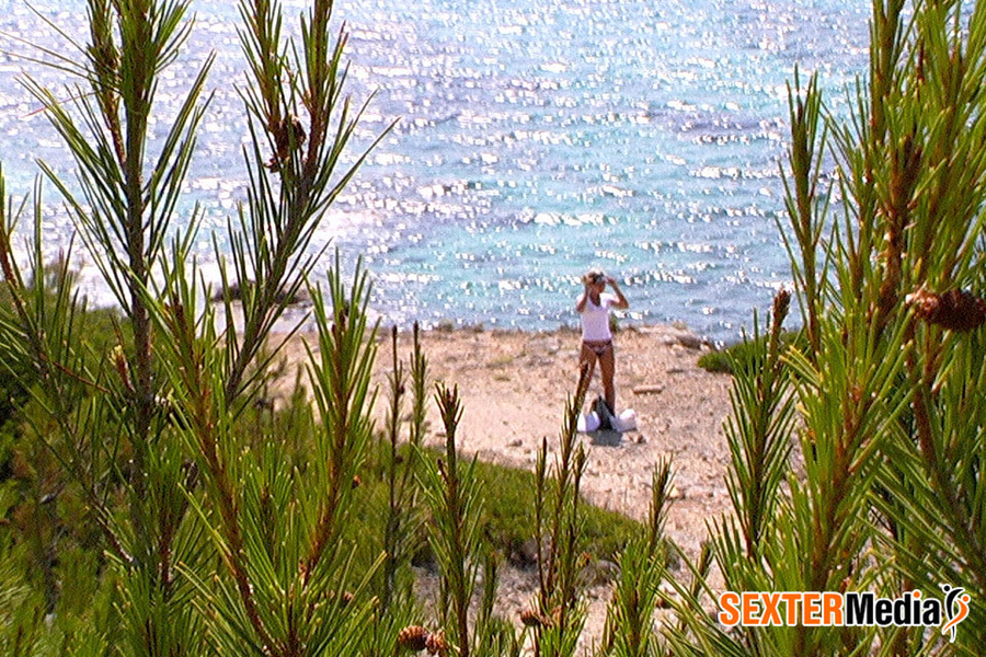 Adorable blonde beauty ges spied while sunb - XXX Dessert - Picture 1