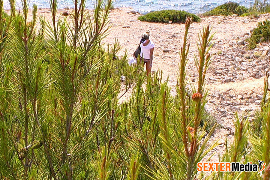 Adorable blonde beauty ges spied while sunb - XXX Dessert - Picture 8