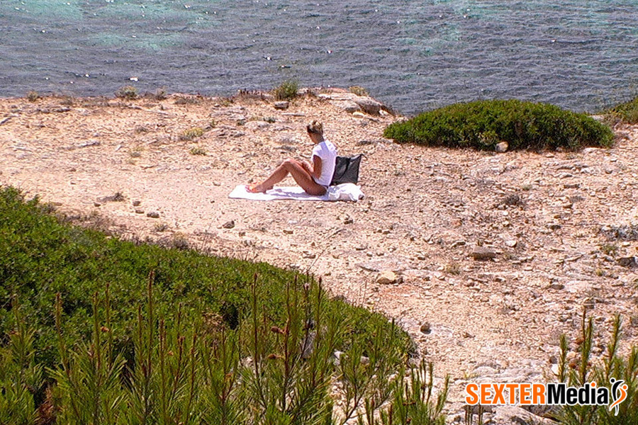 Adorable blonde beauty ges spied while sunb - XXX Dessert - Picture 11