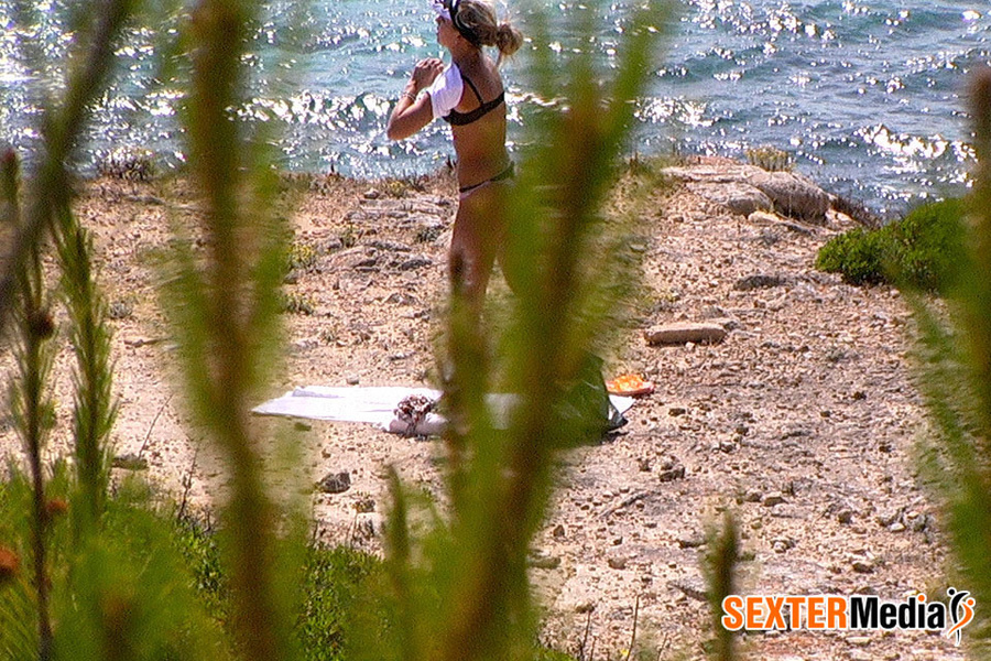 Adorable blonde beauty ges spied while sunb - XXX Dessert - Picture 15