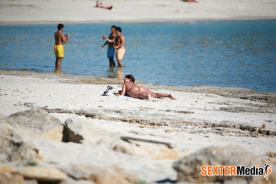 Lusty brunette bimbo exposing her yummy goo - XXX Dessert - Picture 1