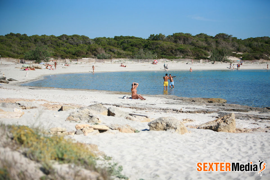 Lusty brunette bimbo exposing her yummy goo - XXX Dessert - Picture 17