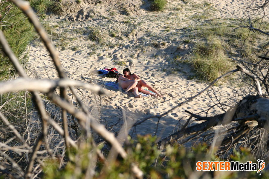 Reality hot pics of two babes caught sunbat - XXX Dessert - Picture 1