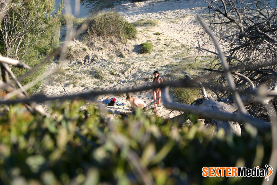 Reality hot pics of two babes caught sunbat - XXX Dessert - Picture 4