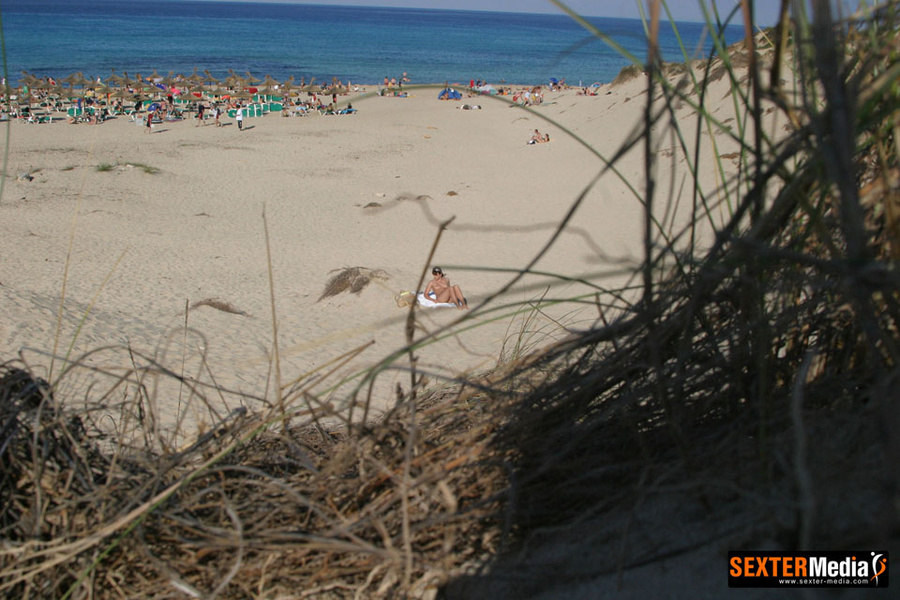 Naked amateur brunette spreading her legs w - XXX Dessert - Picture 1