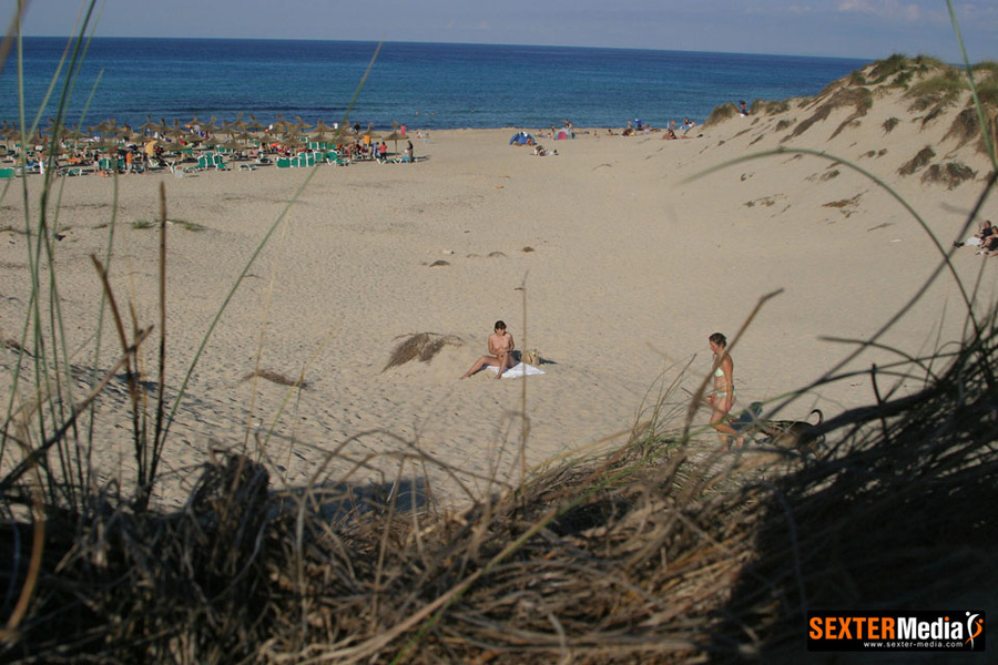 Naked amateur brunette spreading her legs w - XXX Dessert - Picture 2