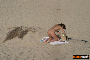Naked amateur brunette spreading her leg - Picture 3