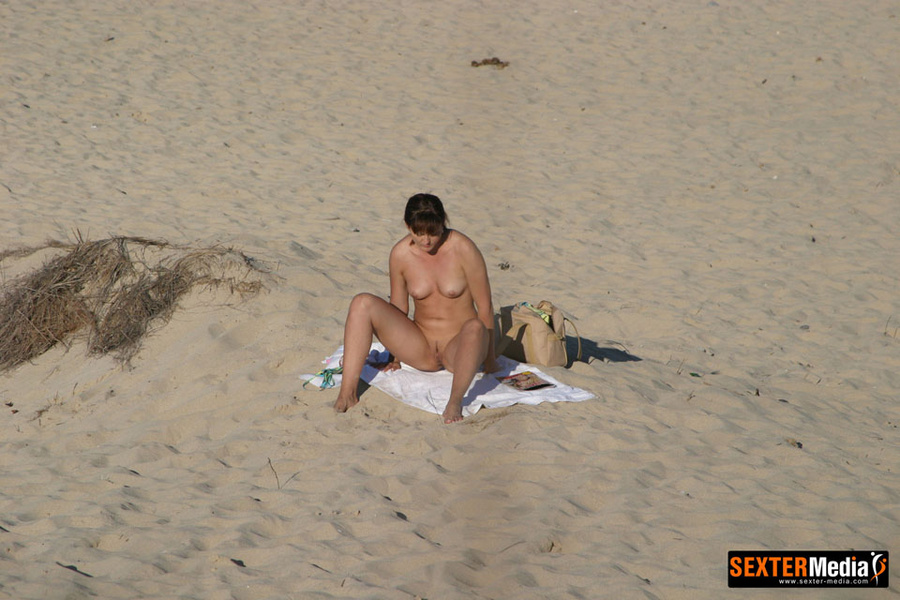 Naked amateur brunette spreading her legs w - XXX Dessert - Picture 4